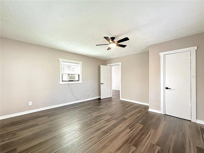 Building Photo - 944 18th Ave S