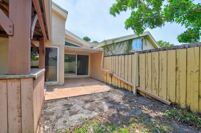 Building Photo - 7813 Kenway Pl W
