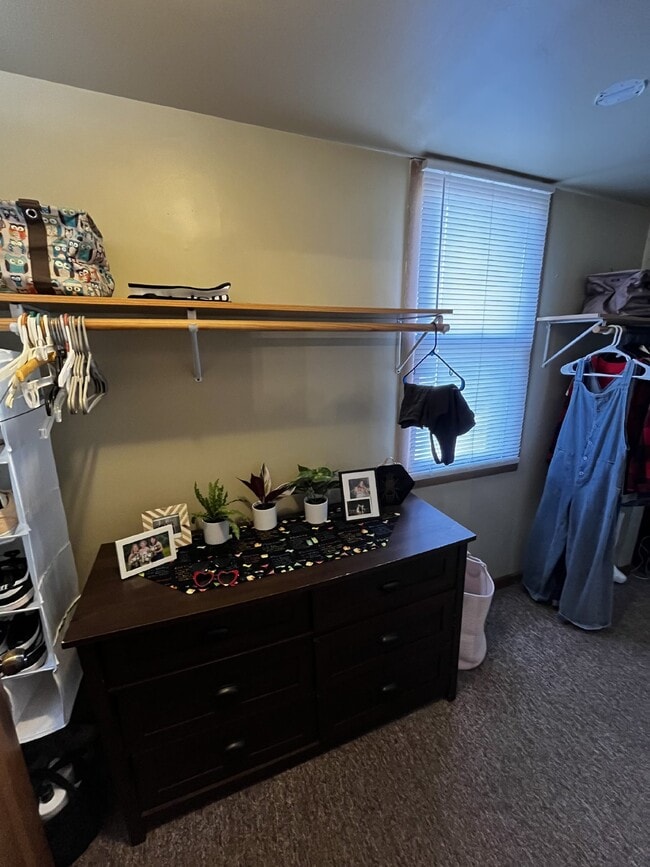 Building Photo - Nice 4 Bed 1 Bath close to UWEC and Water St! Available June 1st