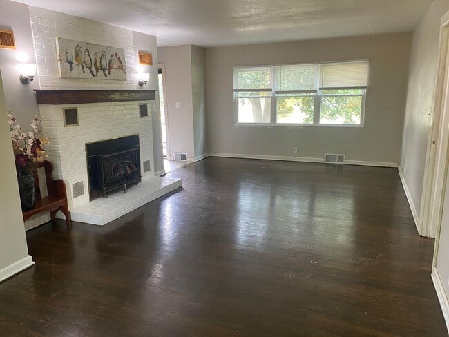Building Photo - Beautiful House for Rent