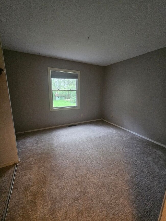 Building Photo - 3 Bedroom House Available July 15, 2026