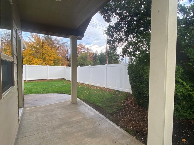 Building Photo - Well-Kept Three Bedroom Home in West Salem