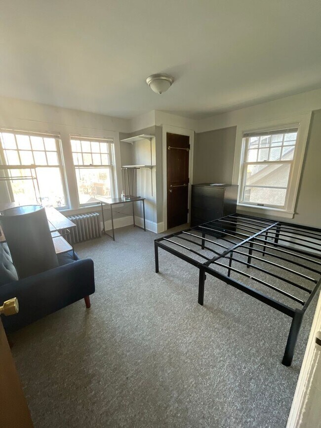 Building Photo - 725 Church St