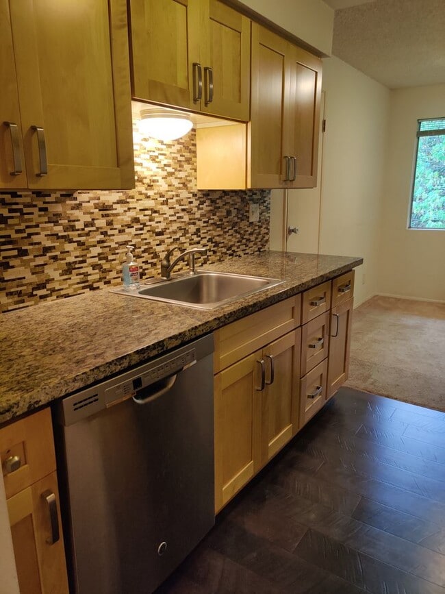 Building Photo - Great Lake Sammamish condo
