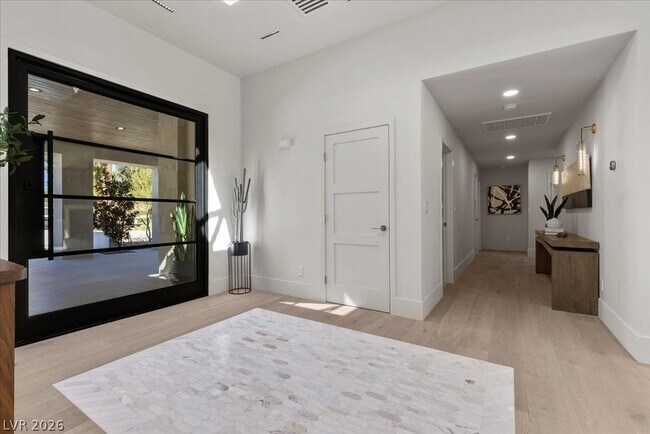 Building Photo - 2401 Driftwood Dr