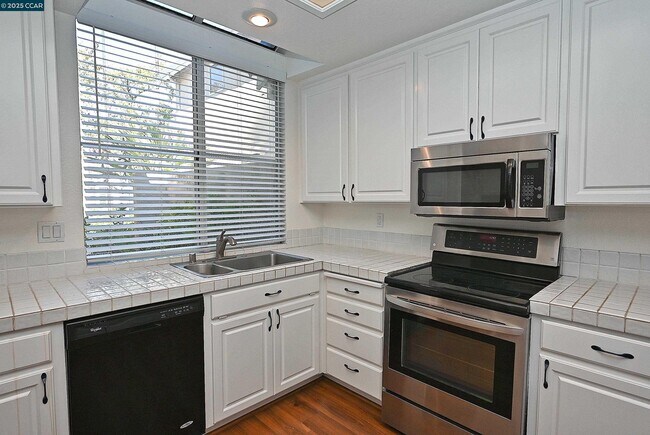 Building Photo - 6198 Lakeview Cir