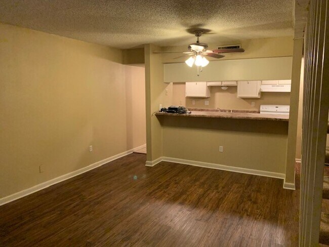 Building Photo - 1BD/1BA Townhouse located on the Germantow...
