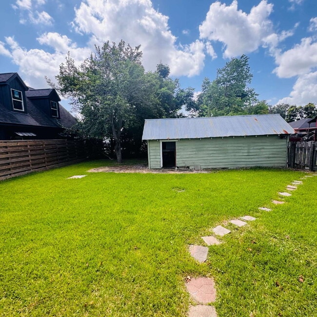 Building Photo - Spacious Single-Family Home in the Heart of Port Neches, TX