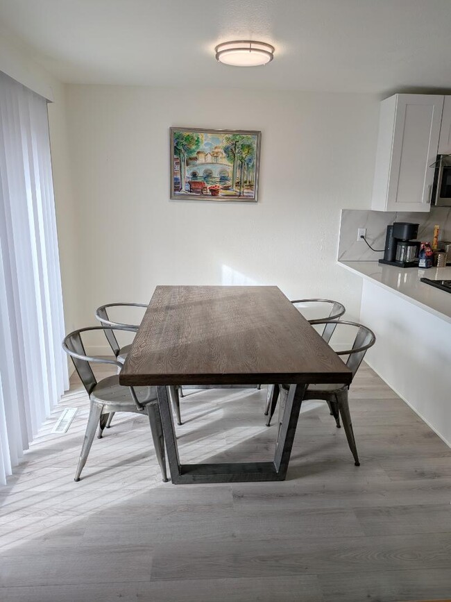 Building Photo - 425 Manhattan Dr