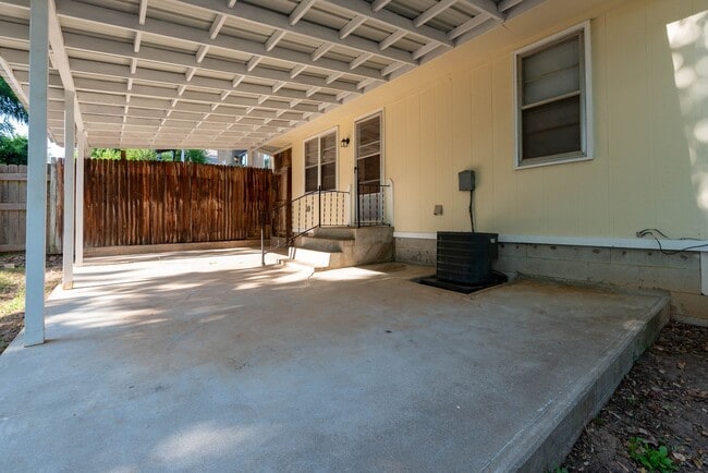 Building Photo - Available July 15!