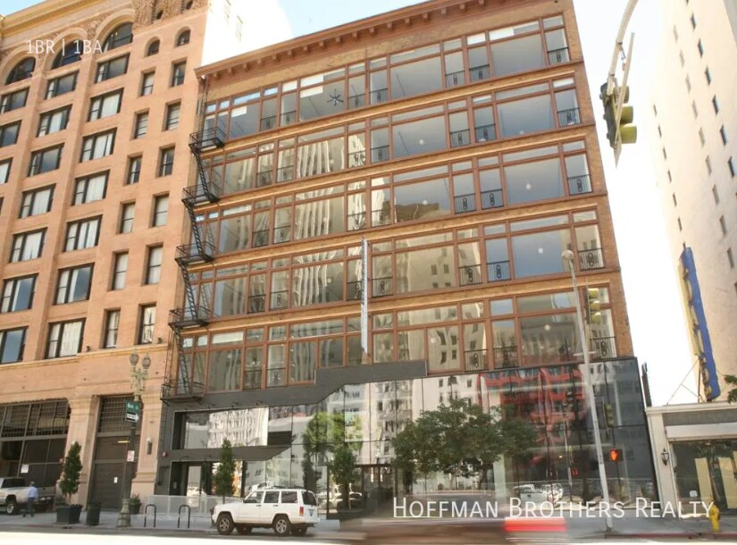 Building Photo - 622 Main St