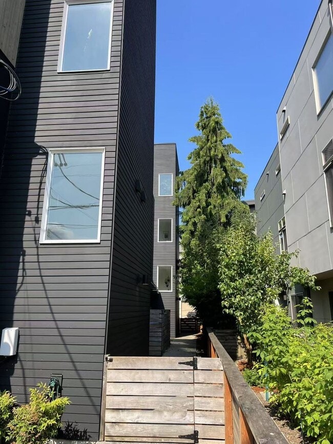 Building Photo - 8553 Interlake Ave N