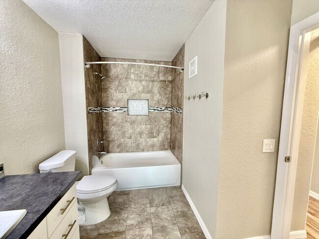 Building Photo - Immaculately updated 3/2.5 Three-Story Maitland Condo in Visconti!