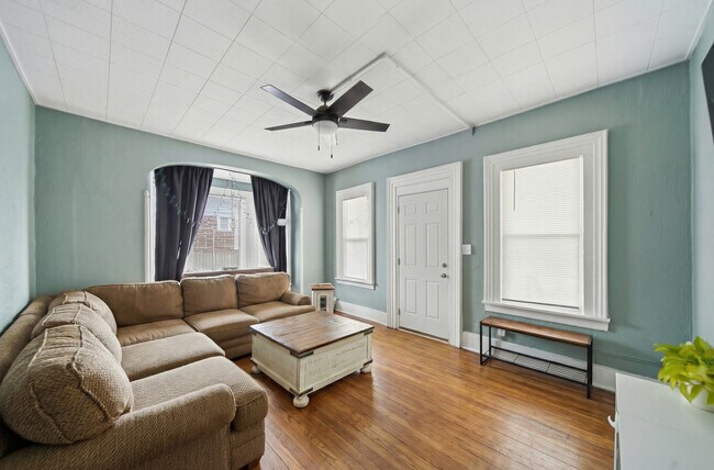 Building Photo - 412 W 4th St