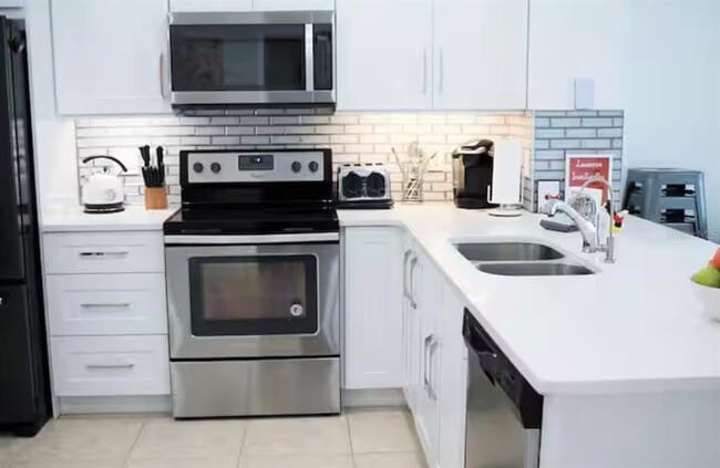 Building Photo - 8117 Princess Palm Ln