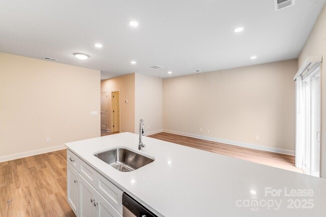 Building Photo - 645 Brookwood St