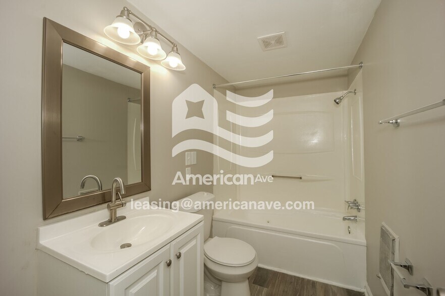 Building Photo - 206 E Crovat St