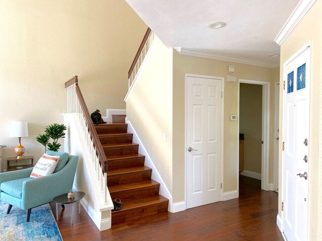 Building Photo - Beautiful End Unit Townhome in Fantastic A...