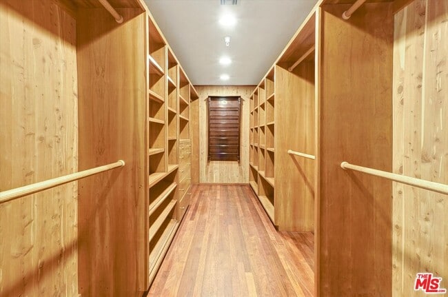 Building Photo - 3916 Rambla Orienta