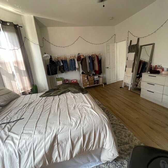 Building Photo - Spacious Newly Renovated Two Bedroom Apartment