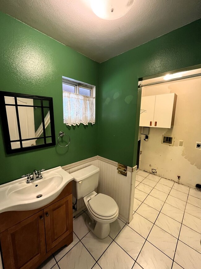 Building Photo - Custom 2-story Humboldt Hill home features 3-car garage, spacious pet-friendly yard