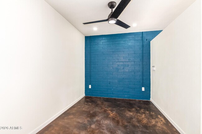 Building Photo - 2402 W Weldon Ave