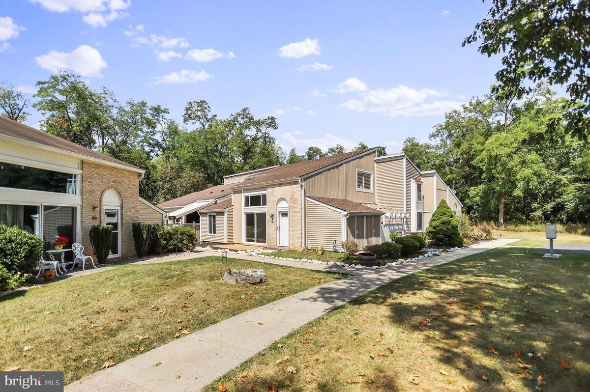 Building Photo - 1523 Kensington Dr