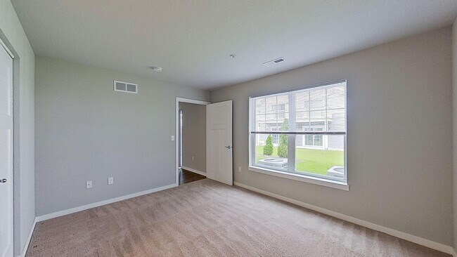 Building Photo - Condo Style Lower 1 Bedroom 1 Bathroom Apartment