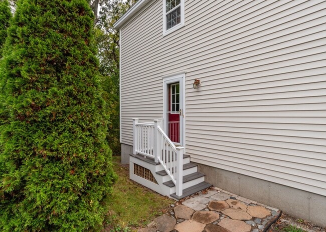 Building Photo - Charming 3BR/ 1.5BA South Portland Residence