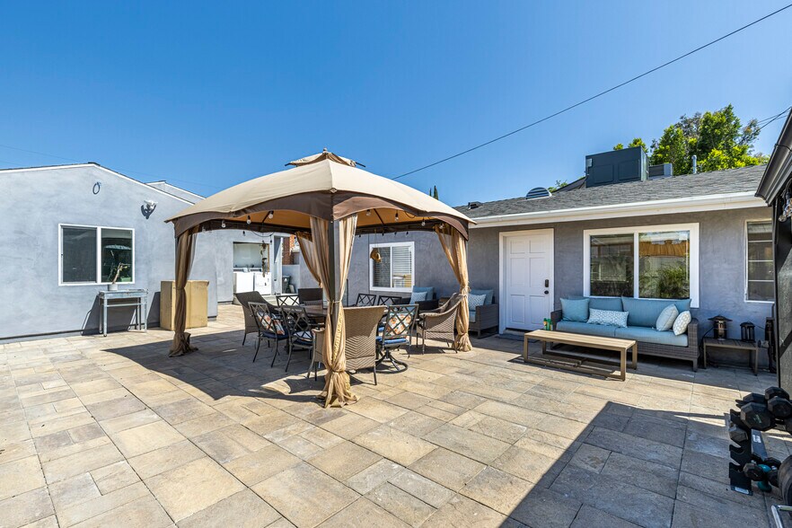 Building Photo - 8143 Hinds Ave