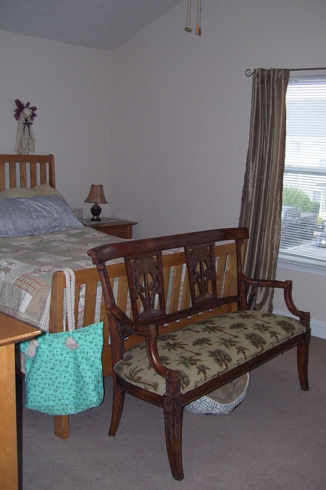 Building Photo - Immaculate End Unit Townhouse