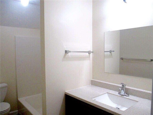 Building Photo - 3040 Oak Meadow Dr