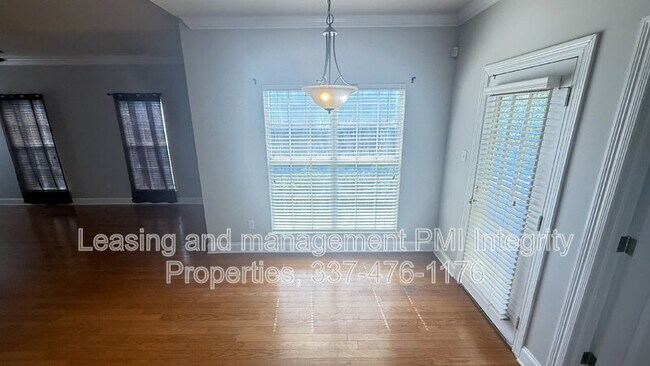 Building Photo - 4625 Burbank Dr
