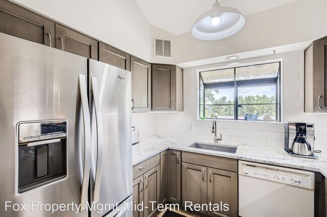 Building Photo - 2 br, 2 bath House - 565 Manhattan Dr #202