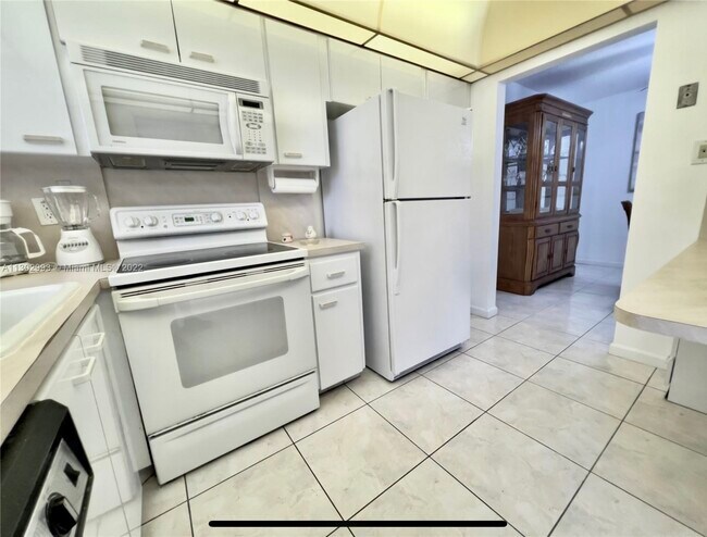 Building Photo - 1707 E Hallandale Beach Blvd