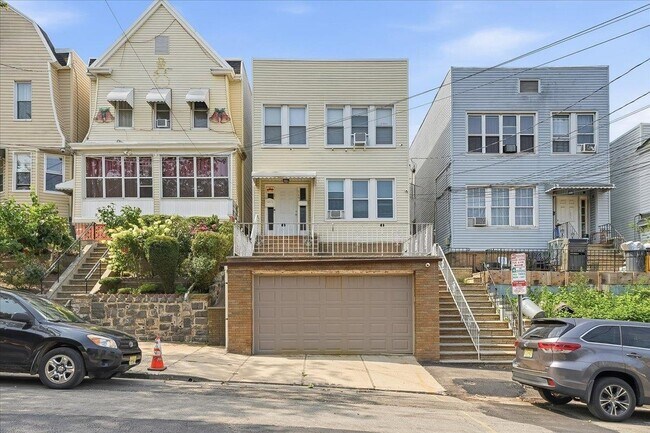 Building Photo - 169 Zabriskie St