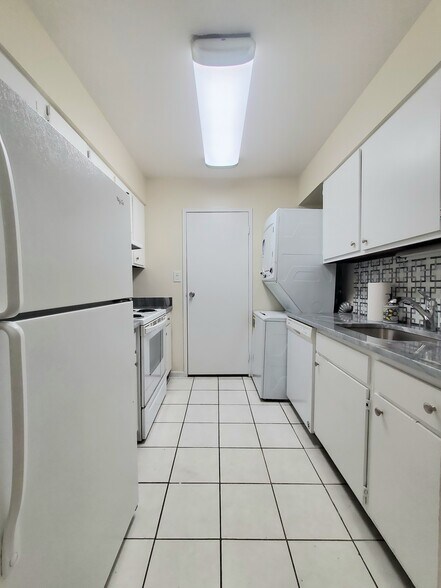Building Photo - 6936 Hanover Pky