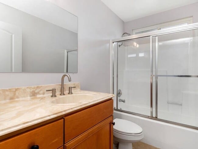 Building Photo - Beautiful Upper Level Condominium Home