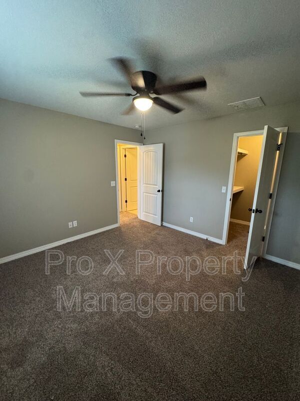 Building Photo - 740 E Gallup Hill Rd