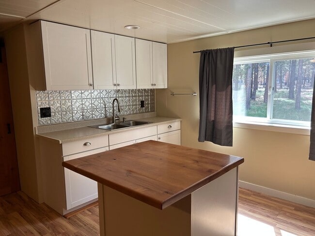 Building Photo - Cozy Cabin Close to Sunriver