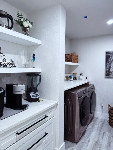 Coffee Bar / laundry - 10075 Gate Pky N