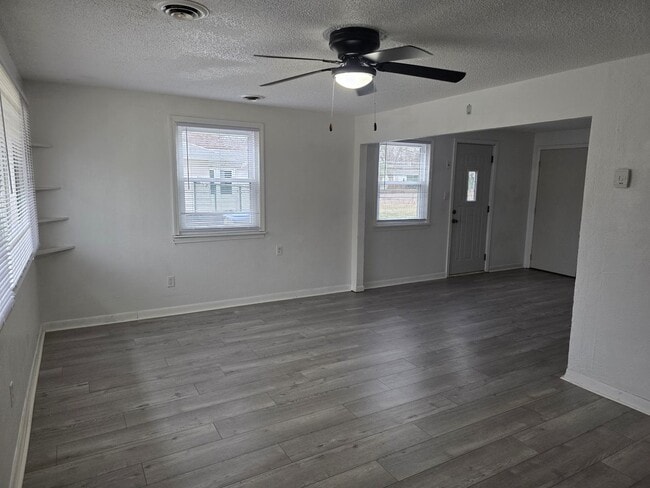 Building Photo - 2 bed, 1 bath Home in Elkhart IN   ACCEPTING SECTION 8