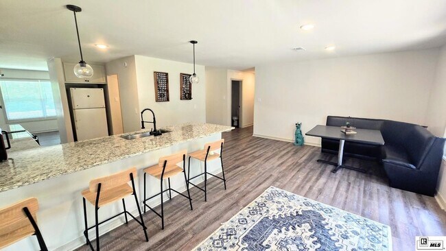 Building Photo - 923 Fortune Dr