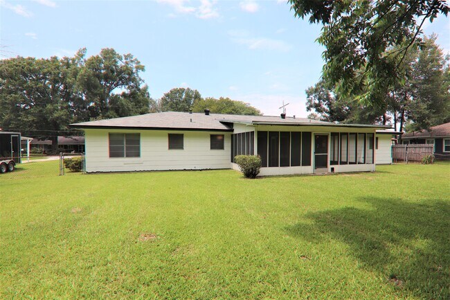 Building Photo - 880 Morning Glory Dr