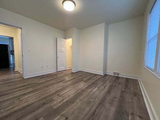 Building Photo - 3 / 4 Bedroom , 2 full Baths Apartment in ...