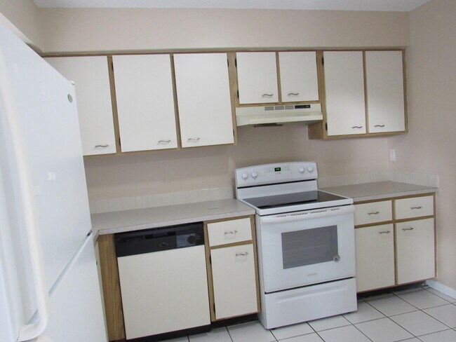 Building Photo - 904 Riverside Dr