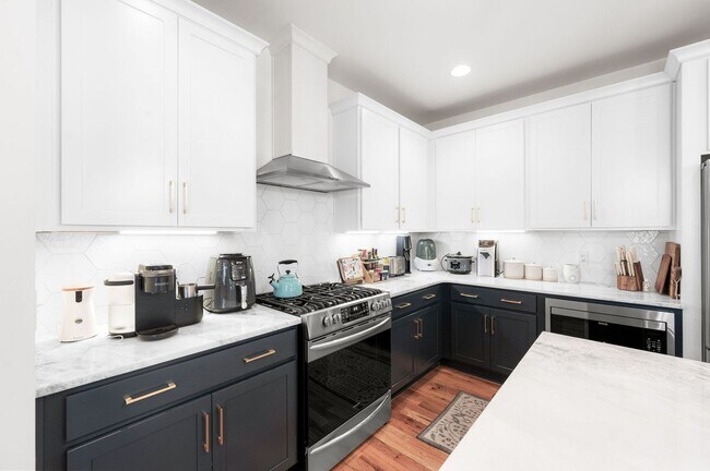 Building Photo - Stunning 3BE/3BA in one of Nashville's hot...