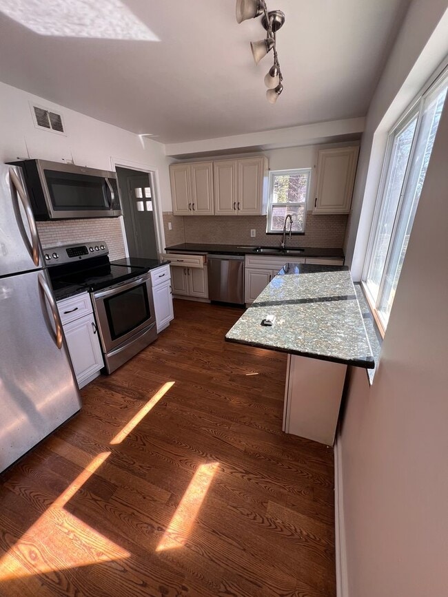 Building Photo - Fully Remodeled 3-Bedroom Home in Dearborn Heights — Great Location, Ready for You