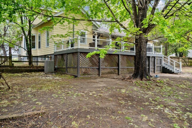 Building Photo - 802 N Poplar St