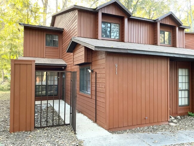 Building Photo - 911 SW 57th Ter